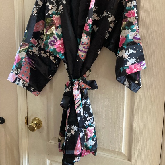 NWOT BLACK FLORAL BRIDESMAID ROBE (ONE SIZE) - Picture 2 of 4